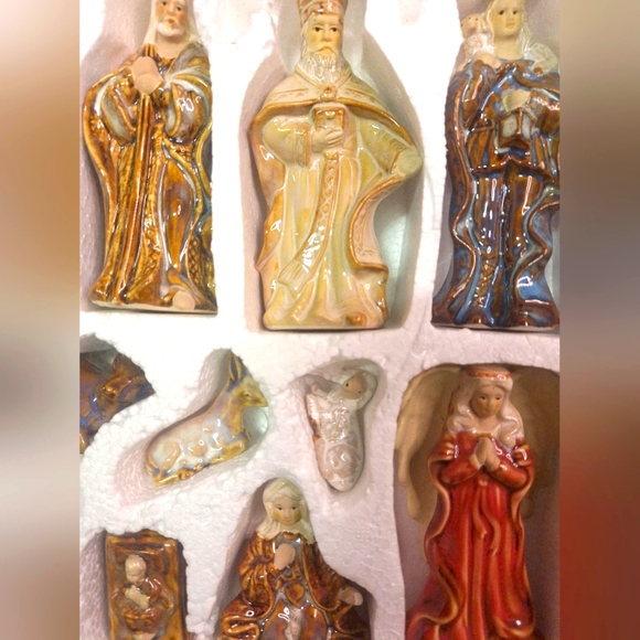 International Bezaar 11 PC Nativity Set W/Wood Base - Picture 3 of 5